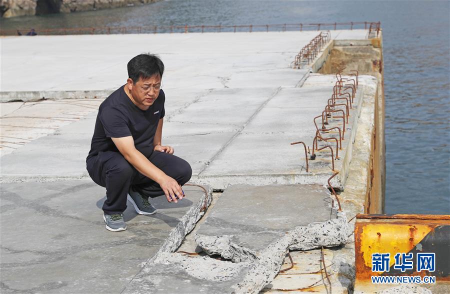 中船重工第七六〇研究所工作人員高天山回憶搶救平臺的情景(8月26日攝)。新華社記者 楊青 攝